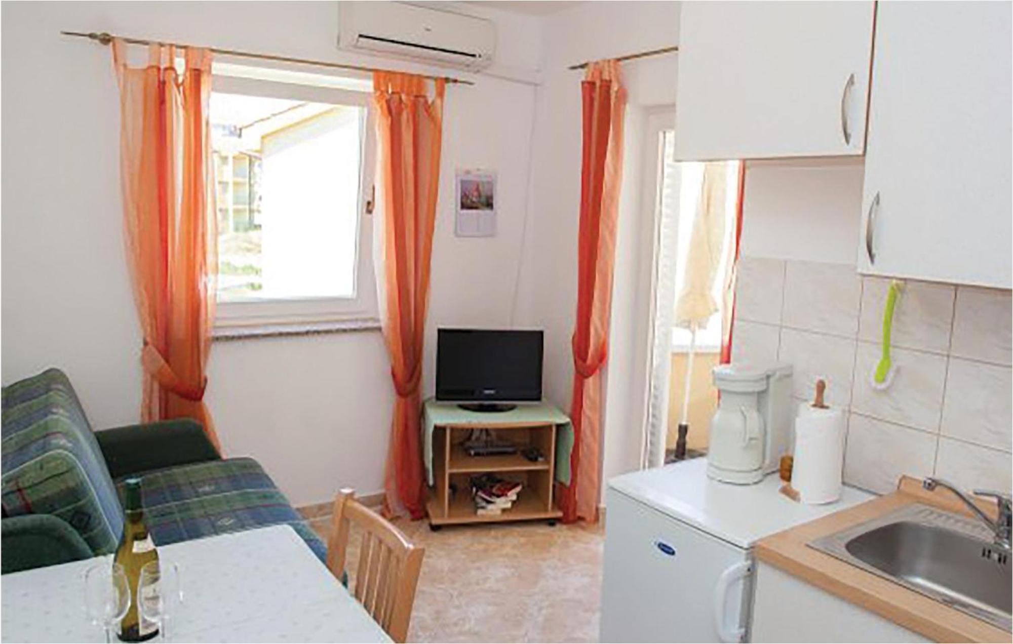 1 Bedroom Beautiful Apartment In مالينسكا المظهر الخارجي الصورة