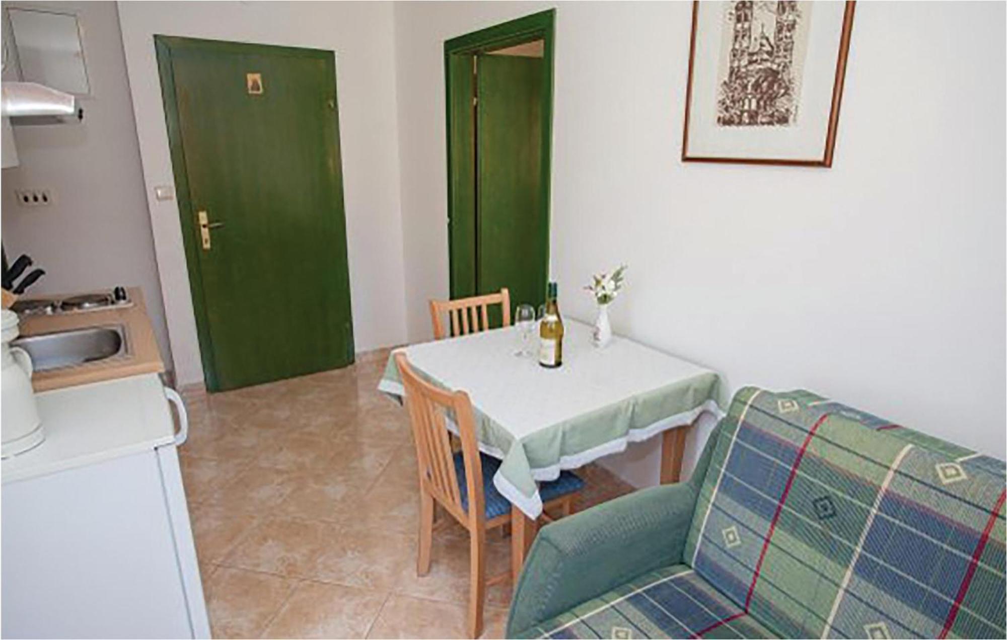 1 Bedroom Beautiful Apartment In مالينسكا المظهر الخارجي الصورة